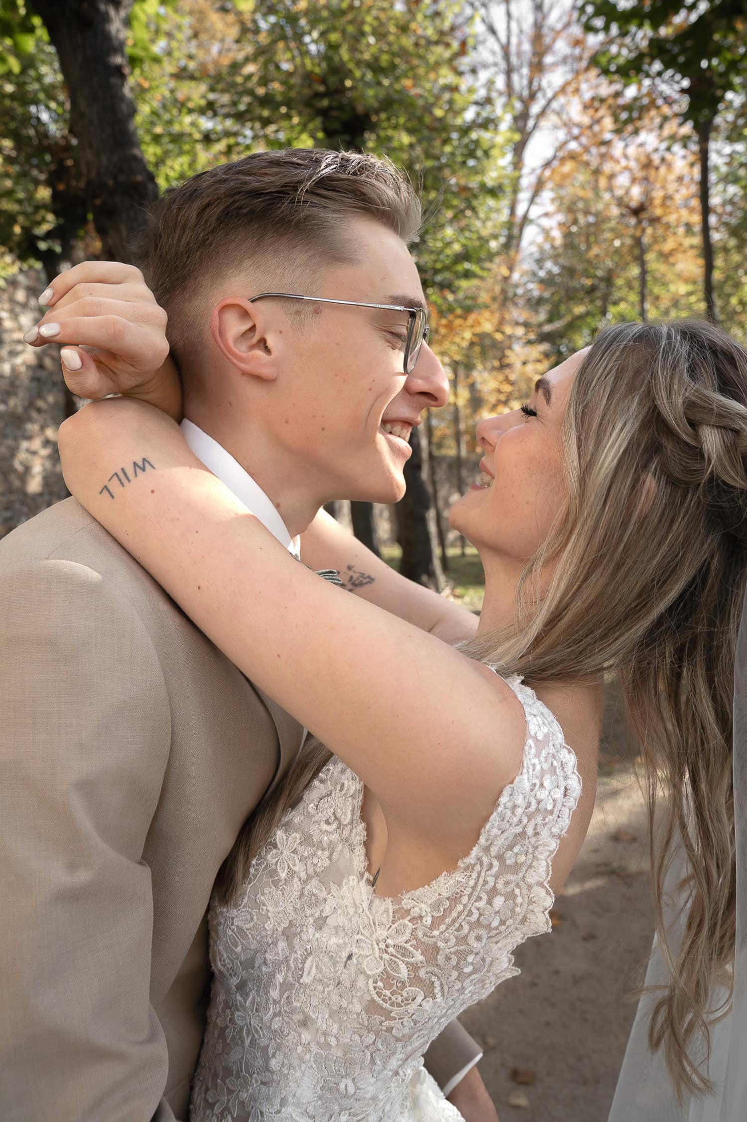 Natürliches Brautpaarshooting im Schloss Wolkenburg, Hochzeitsfotografin Dresden, Hochzeitsfotograf Freital, natürliche Hochzeitsfotografie, Hochzeitsfotograf Sachsen