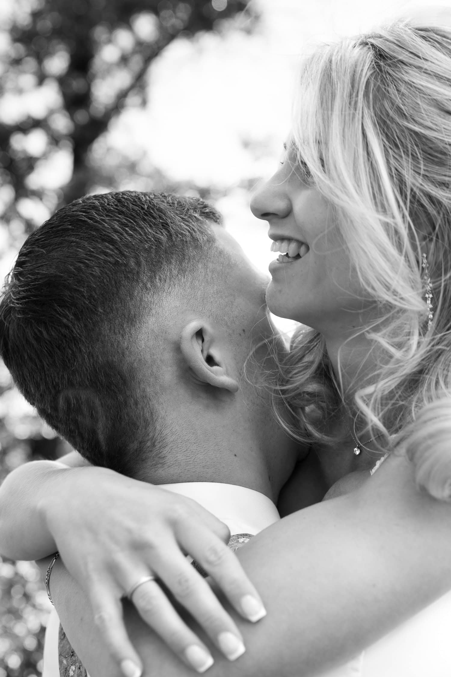 Hochzeitsfotos, natürliche Hochzeitsfotos, natürliche Hochzeitsfotografie, authentische Hochzeitsfotos, freie Trauung Dresden, Hochzeitsfotos Sachsen, Hochzeitsfotograf Freital, Hochzeitsfotografin Dresden, Schellenberghof, Leubsdorf, Heiraten in Dresden, Heiraten in Sachsen, Hochzeitsplanung, Brautpaarshooting, Hochzeit im kleinen Kreis, Hochzeitsplanung Dresden, Dresden, Leipzig, Freiberg, Chemnitz, Saechsische Schweiz, Pirna, authentisch, natürlich, elegant, Hochzeitsfotos ohne Posing, ungestellte Hochzeitsfotos, Brautkleid, Standesamtliche Trauung, kirchliche Trauung, freie Trauung, intime Hochzeit, Destination Wedding, reportage, dokumentarisch, emotional, zeitlos, modern, Hochzeitsreportage, Ganztagesreportage, emotional, authentisch, ungestellt, natürlich, Elbsandsteingebirge, Pillnitz, Moritzburg