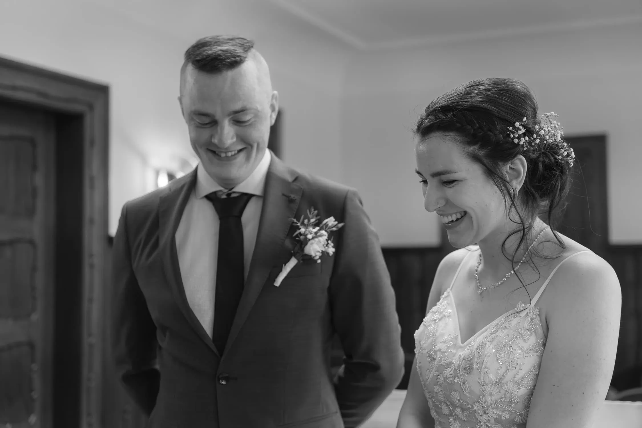 Hochzeitsfotos, natürliche Hochzeitsfotos, natürliche Hochzeitsfotografie, authentische Hochzeitsfotos, freie Trauung Dresden, Hochzeitsfotos Sachsen, Hochzeitsfotograf Freital, Hochzeitsfotografin Dresden, Standesamt Nossen, Heiraten in Dresden, Heiraten in Sachsen, Hochzeitsplanung, Brautpaarshooting, Hochzeit im kleinen Kreis, Hochzeitsplanung Dresden, Dresden, Meißen, Radebeul, Chemnitz, Leipzig, Saechsische Schweiz, Pirna, authentisch, natürlich, elegant, Hochzeitsfotos ohne Posing, ungestellte Hochzeitsfotos, Brautkleid, Standesamtliche Trauung, kirchliche Trauung, freie Trauung, intime Hochzeit, Destination Wedding, reportage, dokumentarisch, emotional, zeitlos, modern, Hochzeitsreportage, Ganztagesreportage, emotional, authentisch, ungestellt, natürlich, Elbsandsteingebirge, Pillnitz, Moritzburg